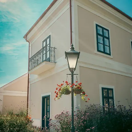 Kastiel Bed & Breakfast 4*